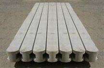 Stalp din beton pentru gard