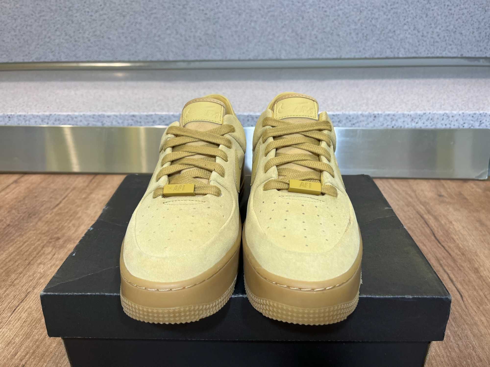 ОРИГИНАЛНИ *** Nike Air Force 1 Sage Low Club Gold