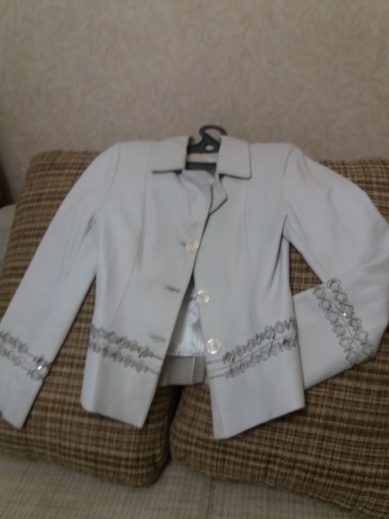 Кожаный пиджак белый