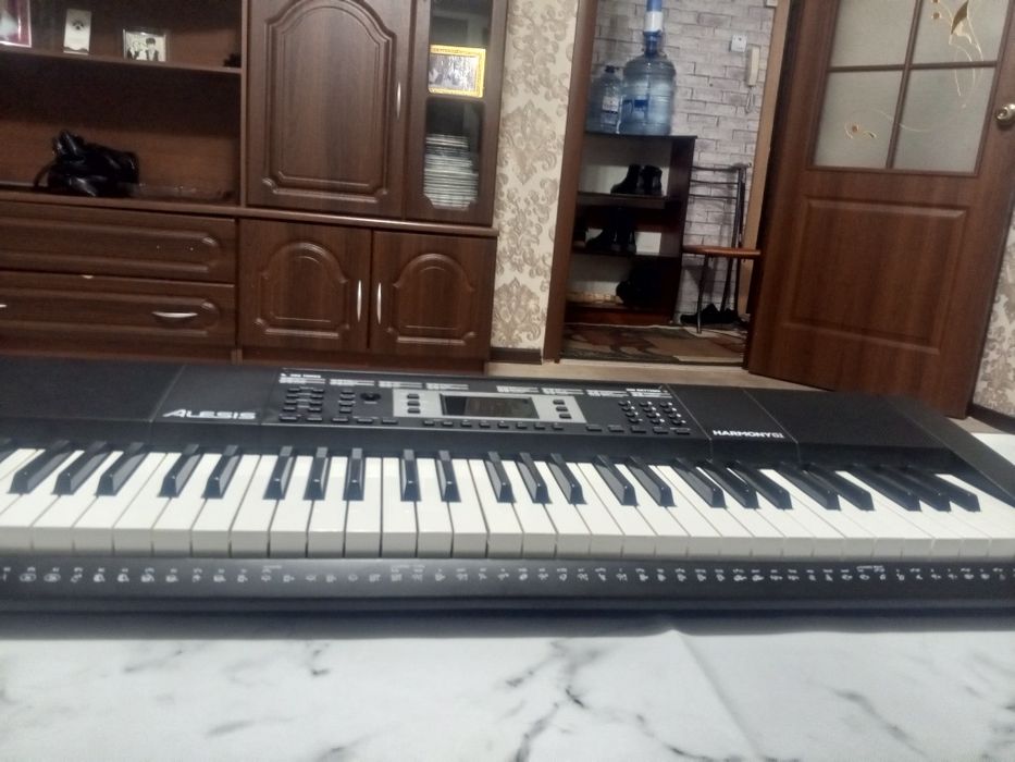 Сентизатор "ALESIS" HARMONY 61  б/ у