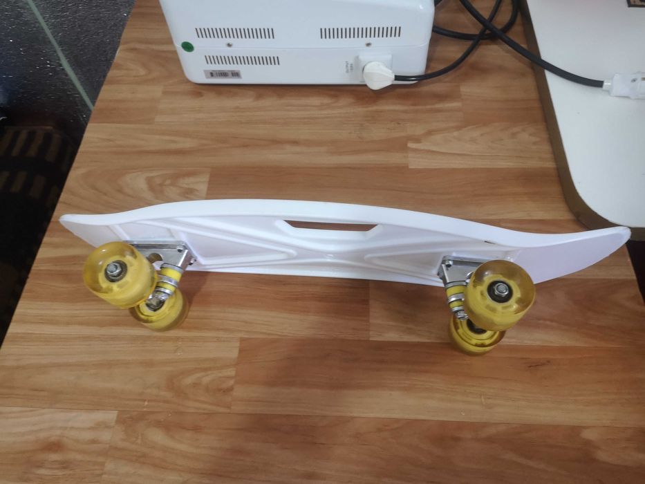 продается скейтборд в отличном состоянии ролики светятся