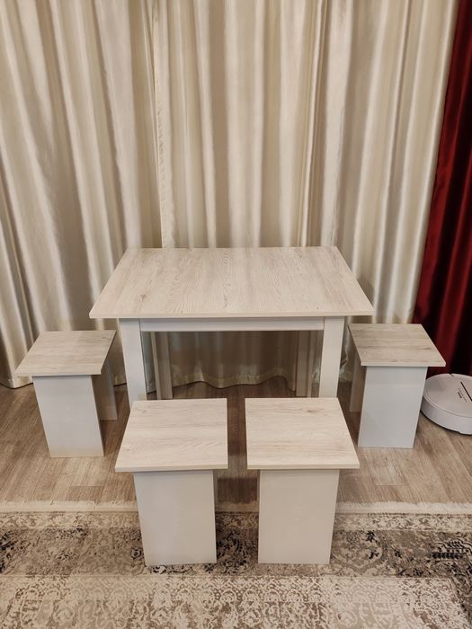 Стол кухонный и табуретки 4 шт