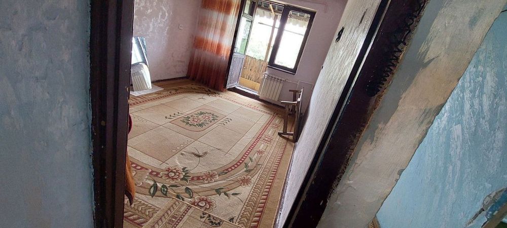 Продаётся 1 ком квартира в чирчике 4 мкн 4 этаж не далеко от дороги