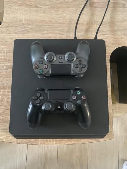 Vând PS 4 slim impecabil