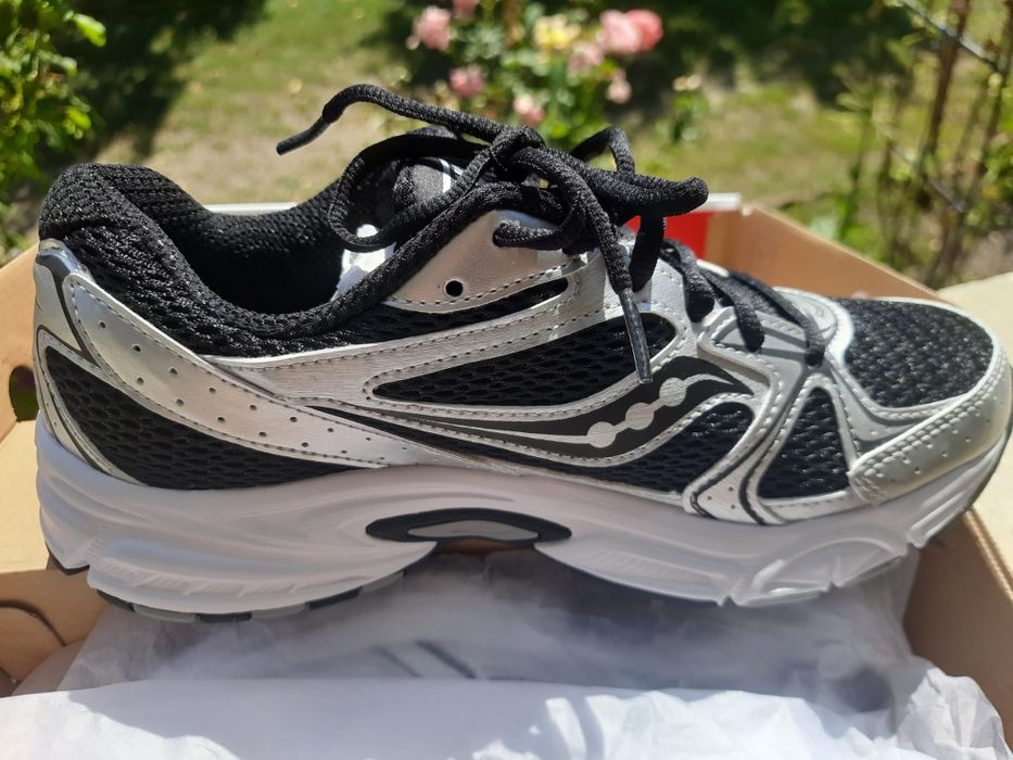 Vând adidași Saucony originals