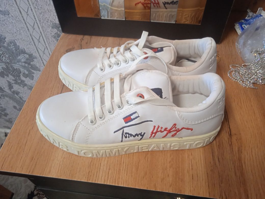 Tommy Hilfiger oyoq kiyimi sotiladi