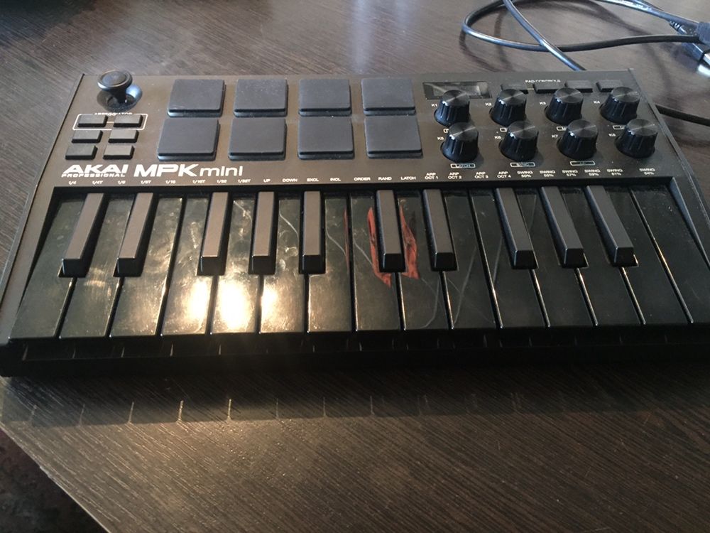 MIDI клавиатура AKAI MPK