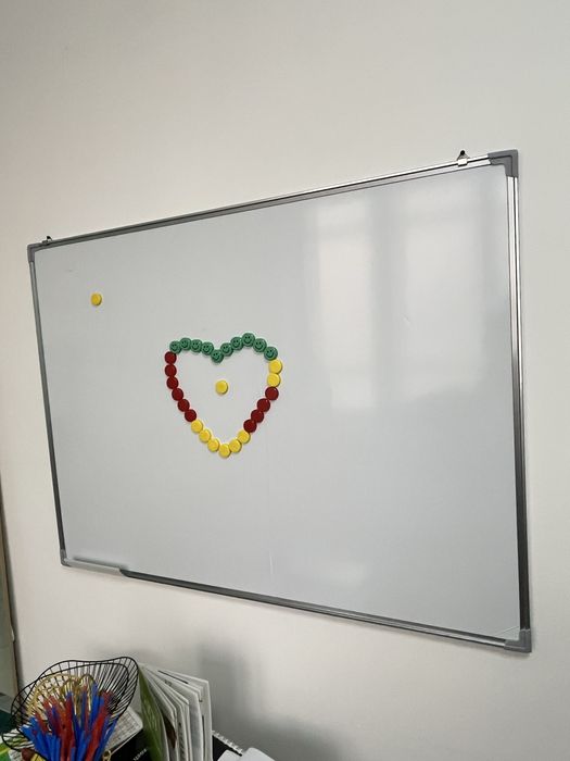 Продается маркерная доска ,вешалка , стулья и столы