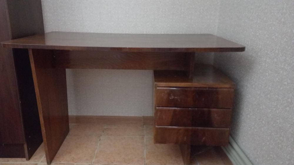 Продаются деревянные письменные столы