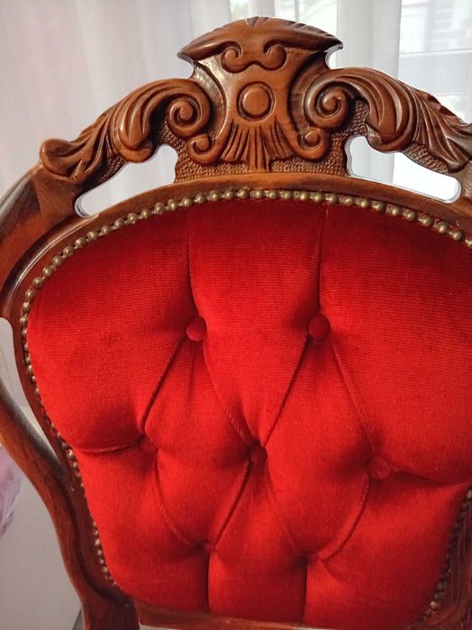 Masă scluptată cu 8 scaune .