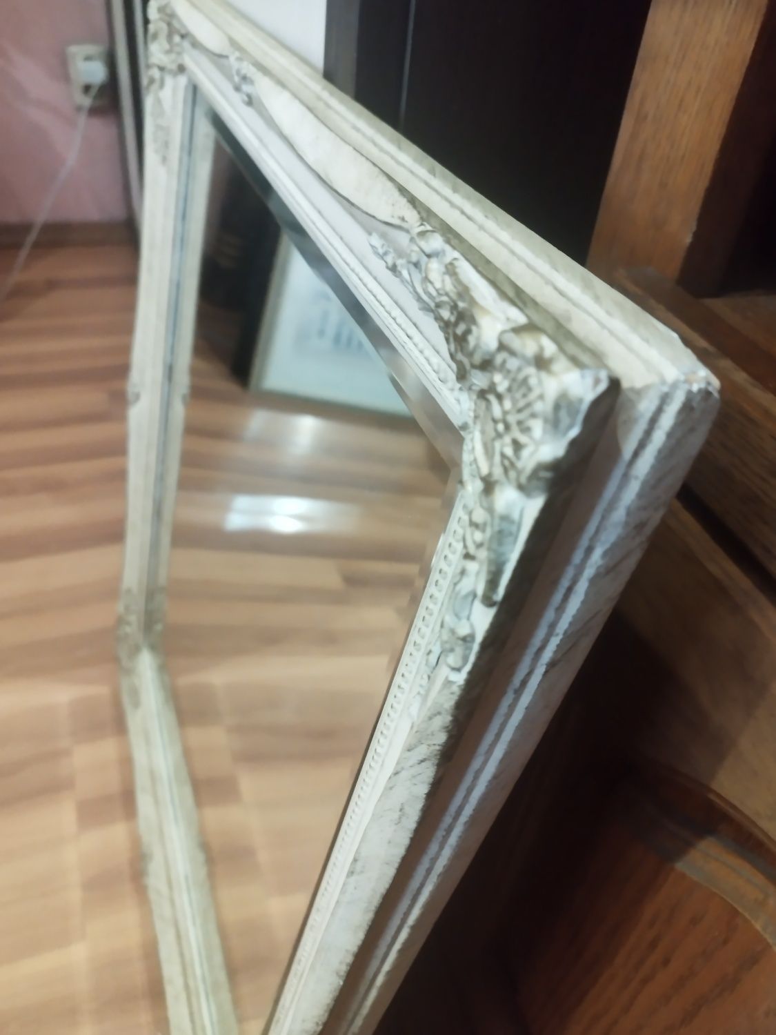Огледало и картини