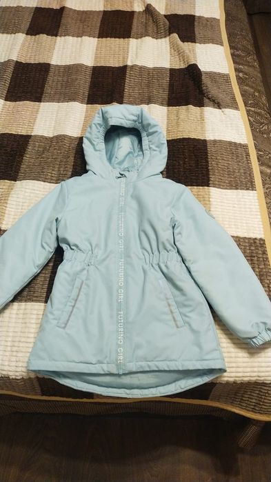 куртку осенне-весеняя,на девочку 134-140,