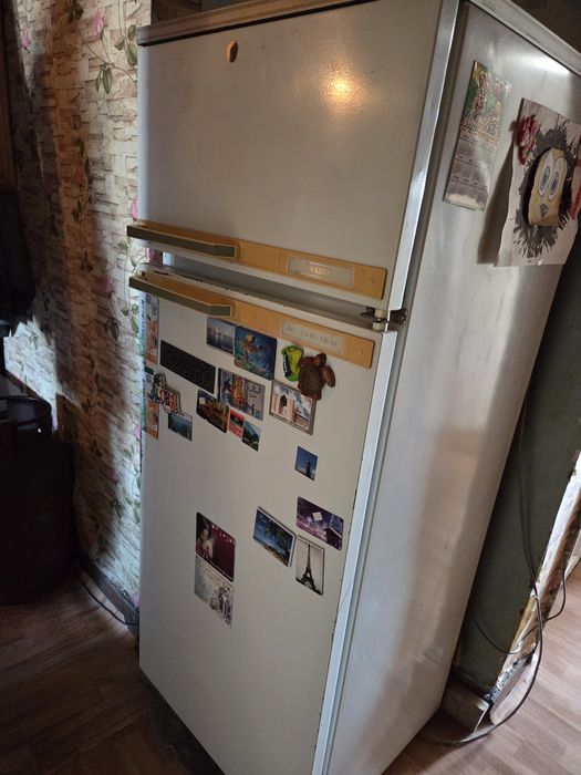 Старый холодильник