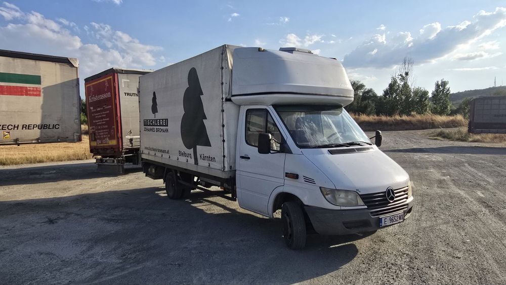 Продавам каросерията с падащия борд и спалното помещение