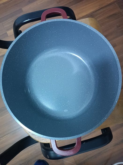 Castron nou, aproximativ 6L, pentru plite non-inducție