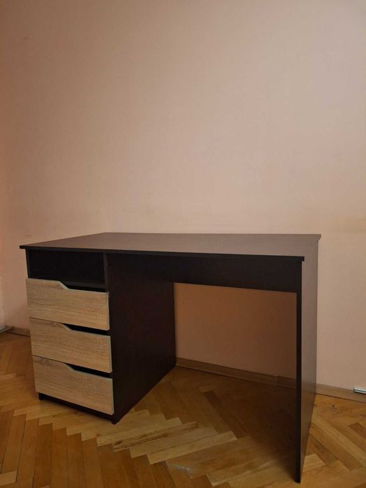 Продавам запазено бюро