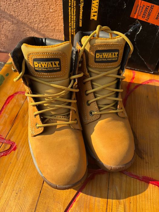 Vând bocanci profesionali noi  DeWALT