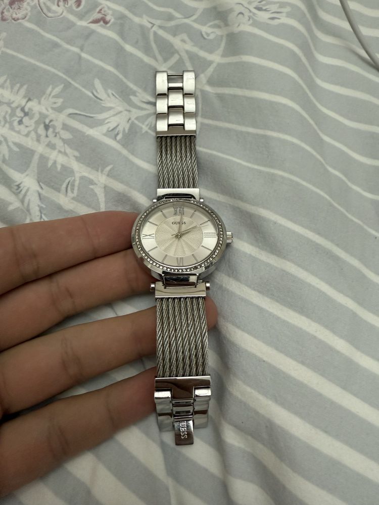 Guess дамски часовник W0638L1