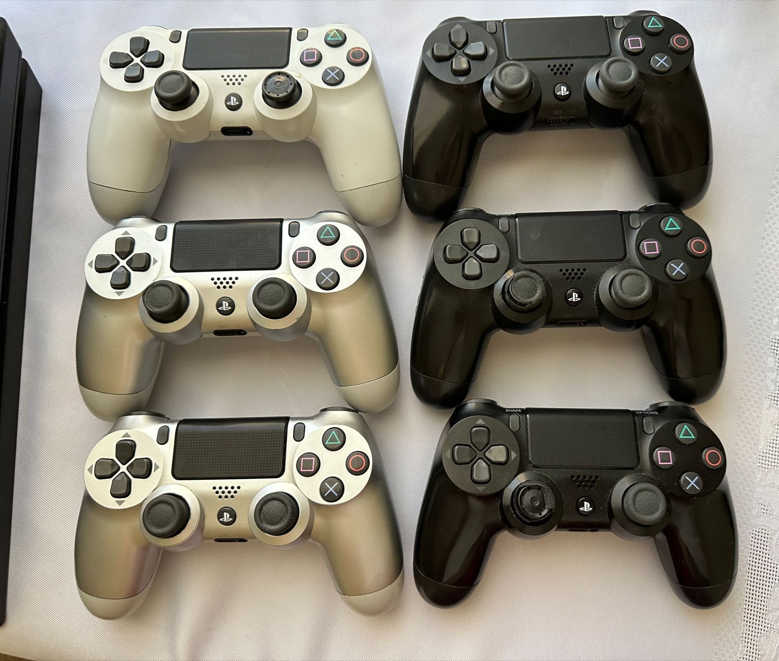 PlayStation 4Pro с шестью джойстиками и четырьмя играми