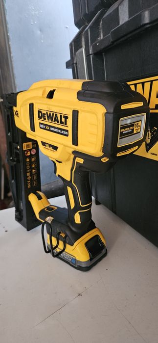 Pistol cuie Dewalt Dcn 662