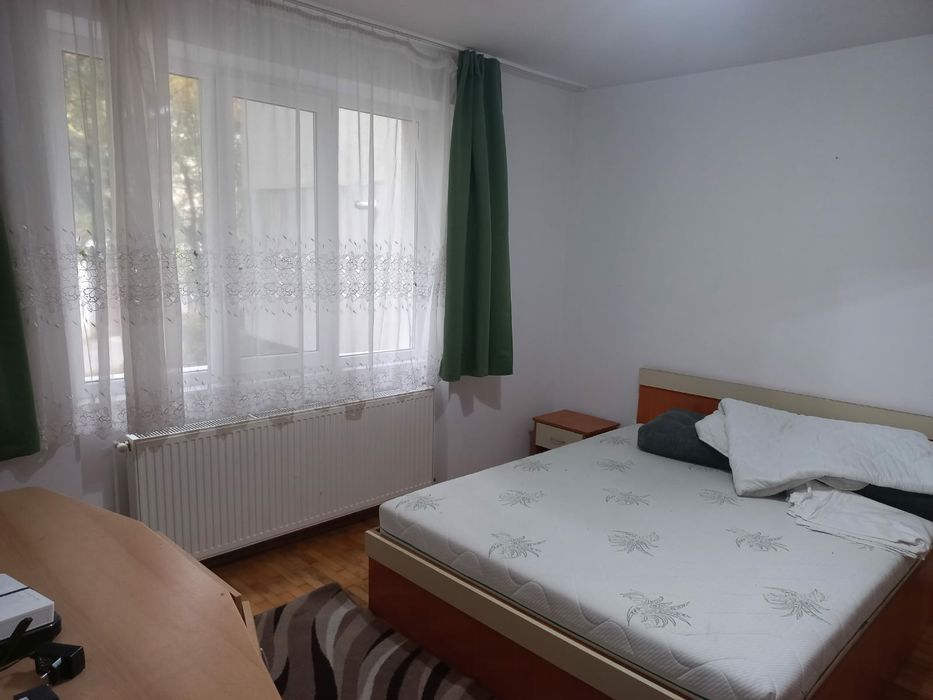 Închiriez apartament cu 2 camere