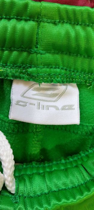 Детски анцунг с емблемата на България