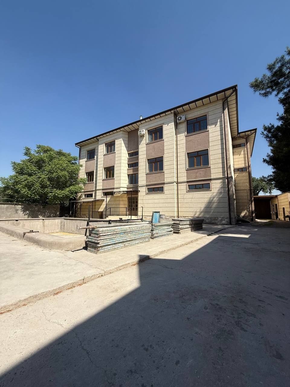 Продаётся здание,первая линия 14соток,Здание 4этажа 1700м² -Срочно↓