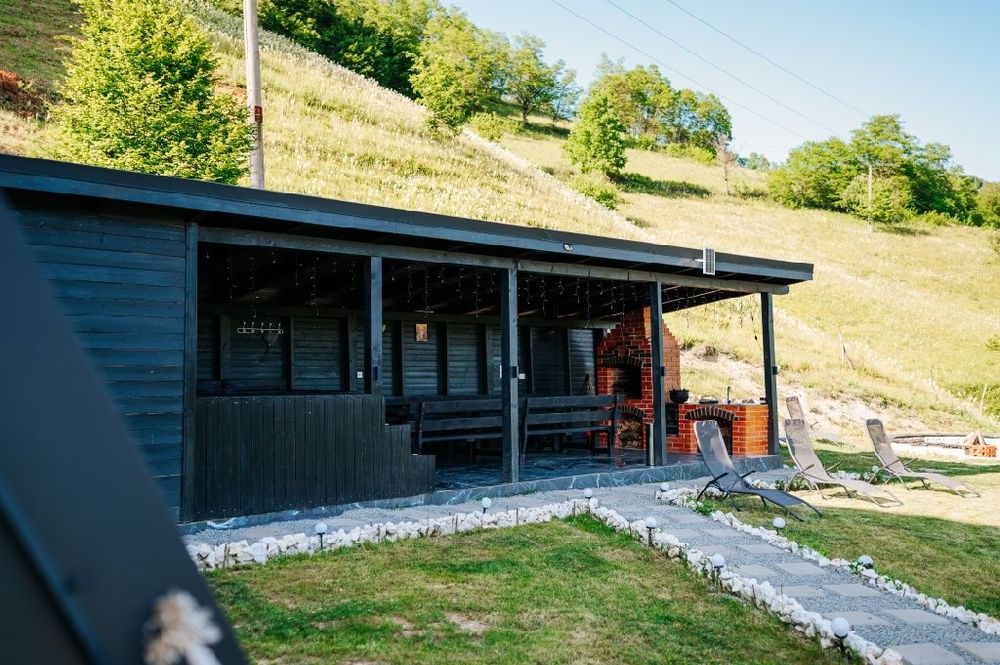 OCUPAT DE Craciun si Revelion!Cabană cu ciubăr de închiriat – Roșia Mo