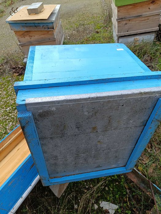 Пчелни кошери с магазини