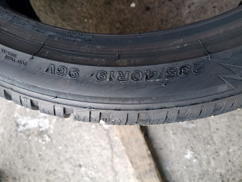 2 anvelope de iarna ca noi Bridgestone 235/40 R19 dot 2624