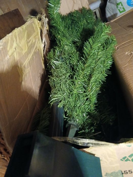 Изкуствена елха 180 см висока в  кашон .нсупер готина на 3 нива се сгл