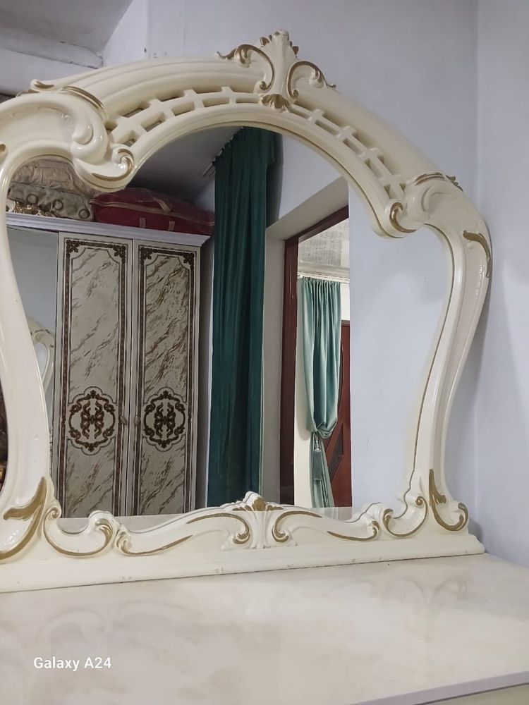 Двух спальная кровать и камод с зерколом