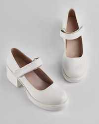 Туфли белые с небольшим каблуком