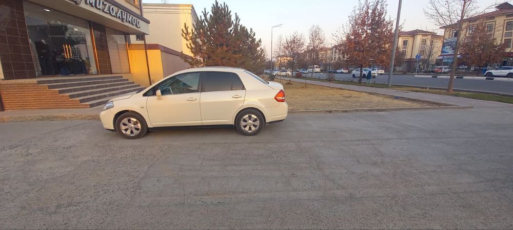 Nissan Tiida sotiladi. Holati yahshi.