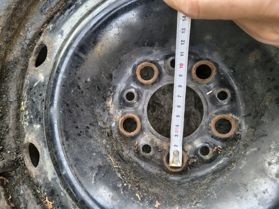 Vând 4 jante de otel cu cauciucuri de iarna pe R15