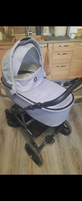 Бебешка количка (лесно маневрена]