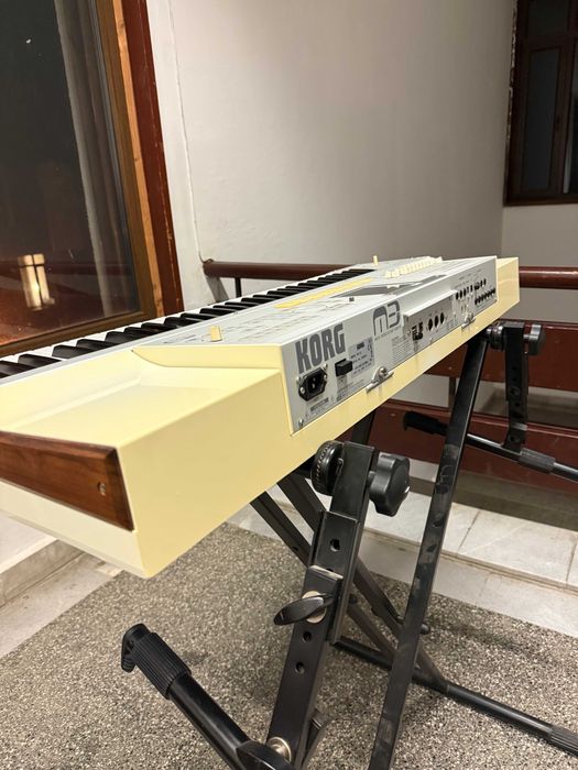 Продавам Корг М3