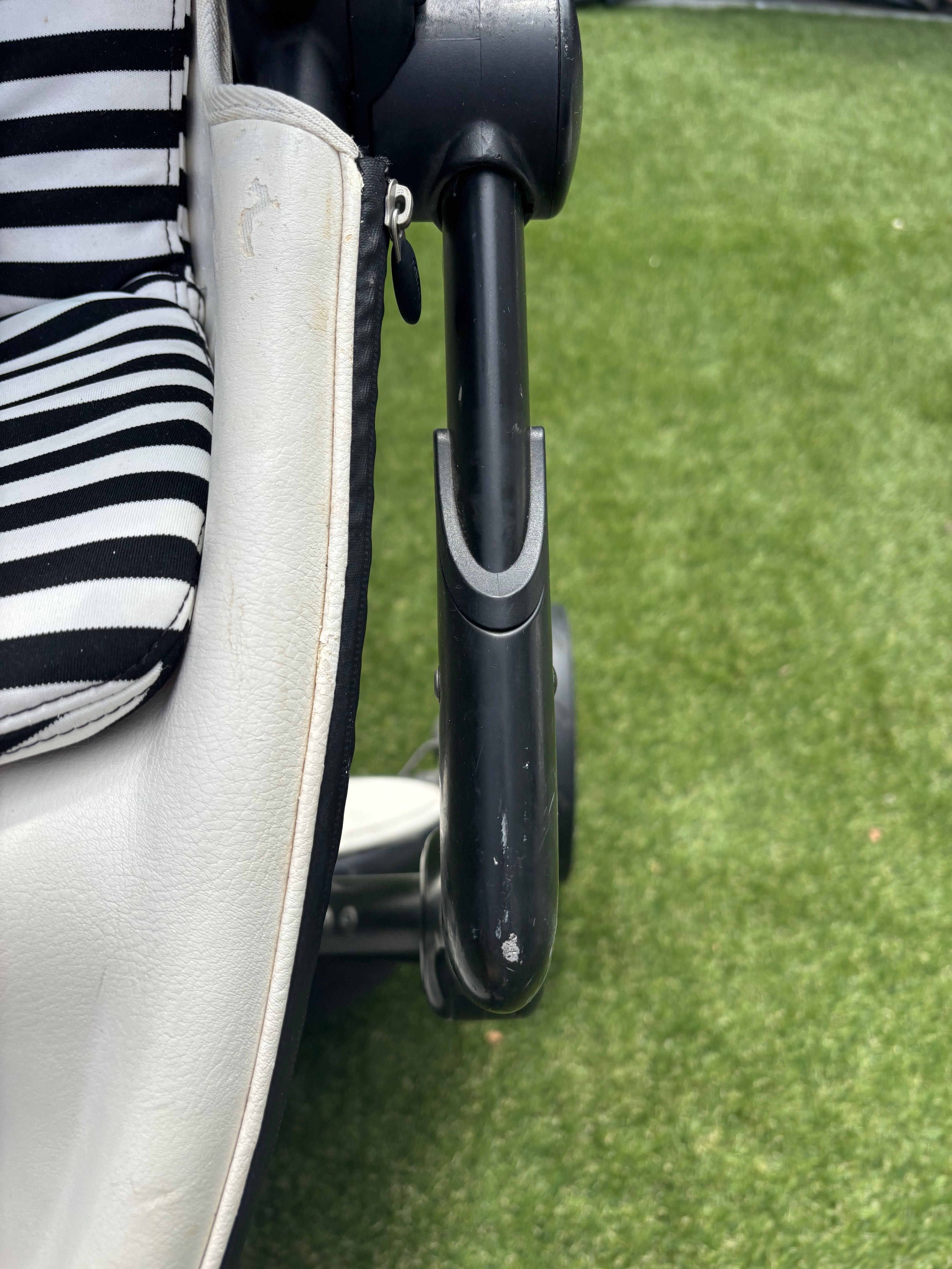 Carucior mima xari 3 in 1 + scoica masina maxi cosi
