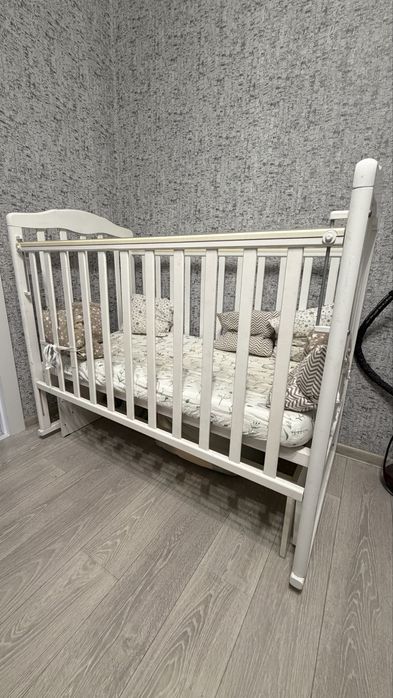 Детская кроватка с маятником и бортиками