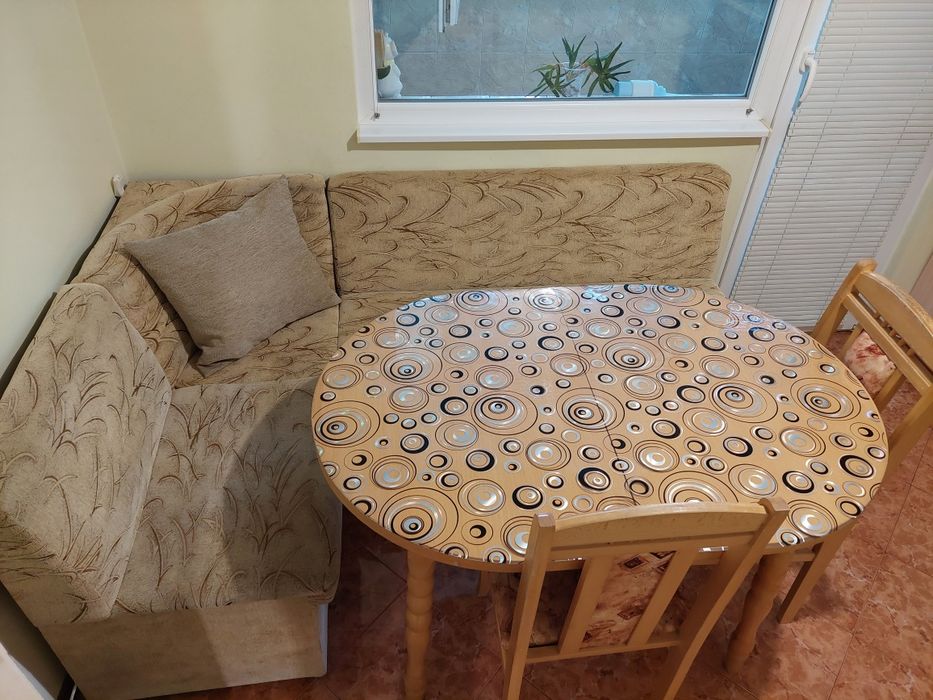 Кухненски ъгъл + трапеза маса и 2 стола
