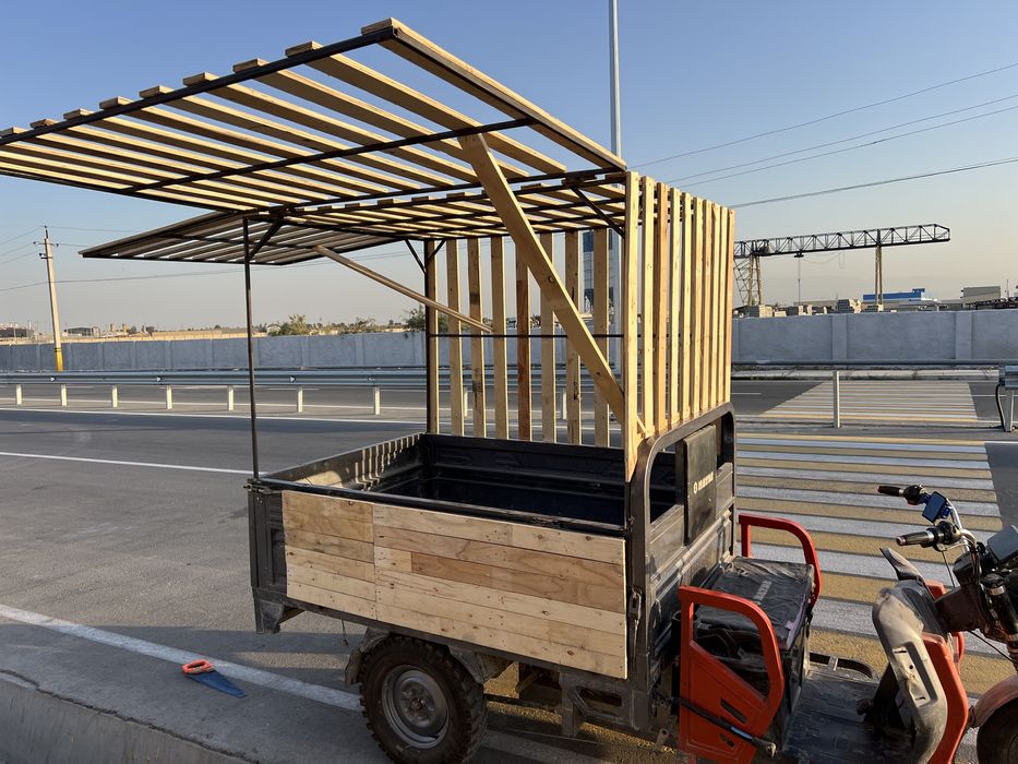 Tritsikill sotiladi savdo uchun mujalangan yonlari baner bilan yopilga