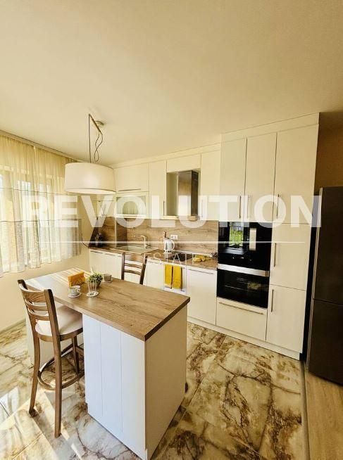 Тристаен апартамент в района на св. Константин и Елена!