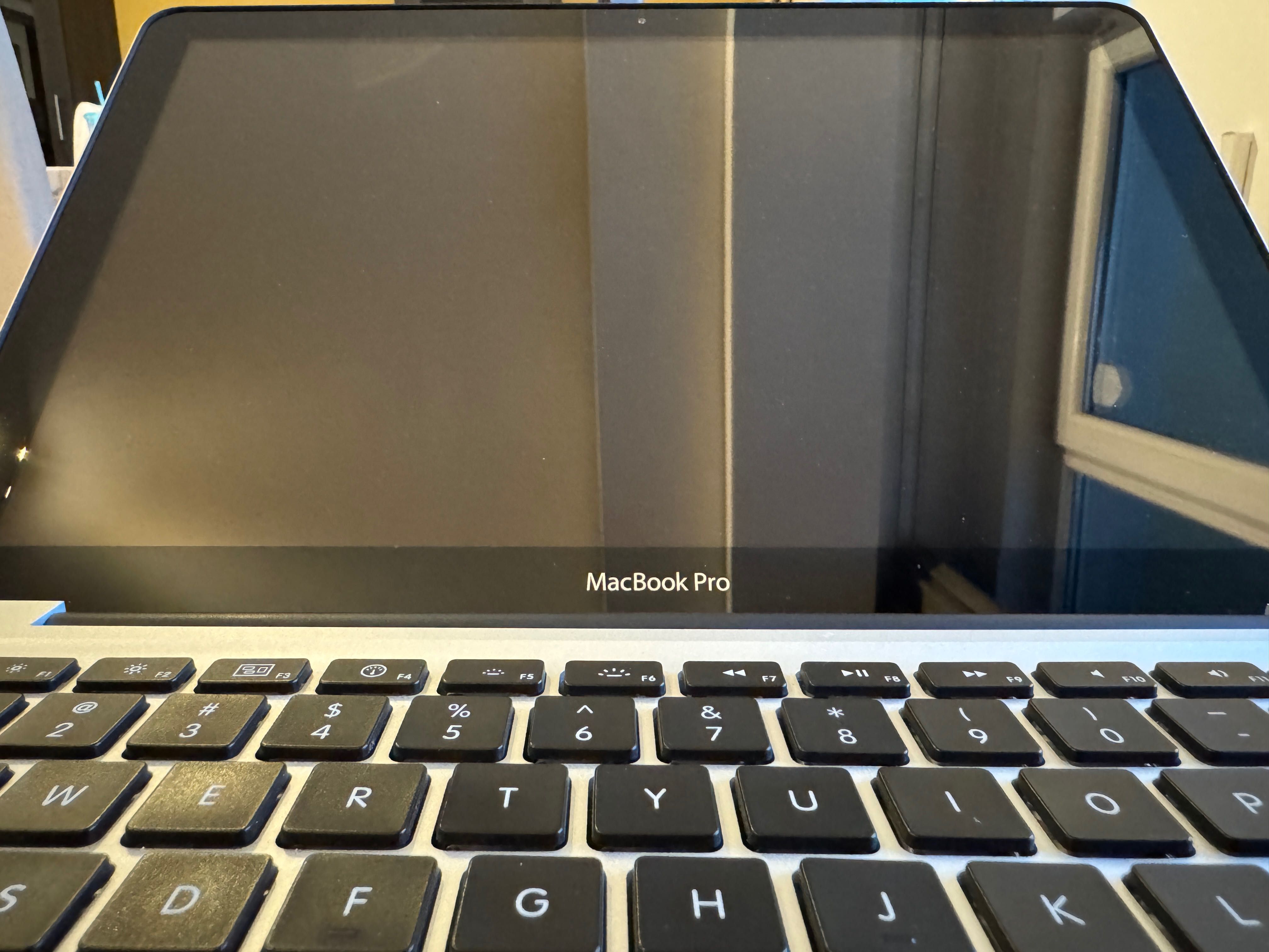 Apple MacBook Pro 13" Mid-2010 с нова батерия и SSD + RAM upgrade