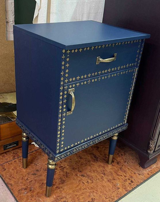 Тумбочка прикроватная