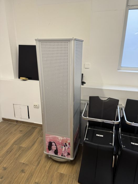 Vand dulapuri de prezentare si mobilier.