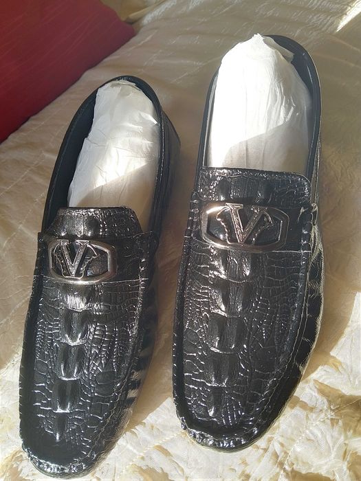 Чисто нови лачени мокасини