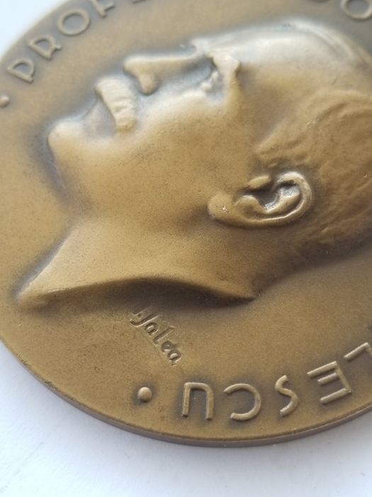 Medalie Doctor C Angelescu Creatorul Facultatii de Farmacie 1934 Jalea