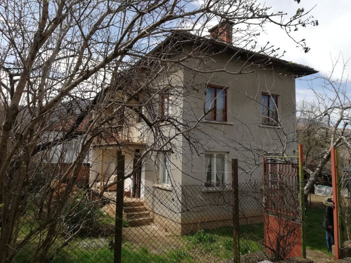 Къща в гр. Земен