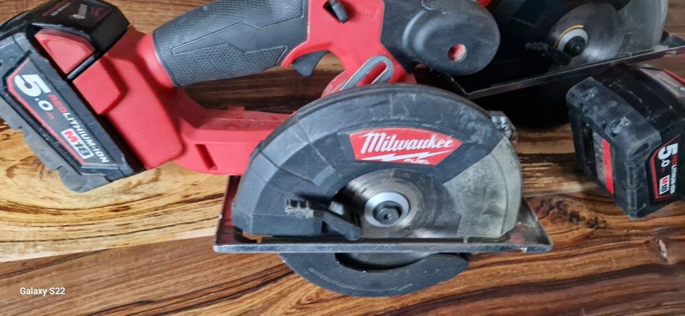 Milwaukee circular pentru metal pe acumulator