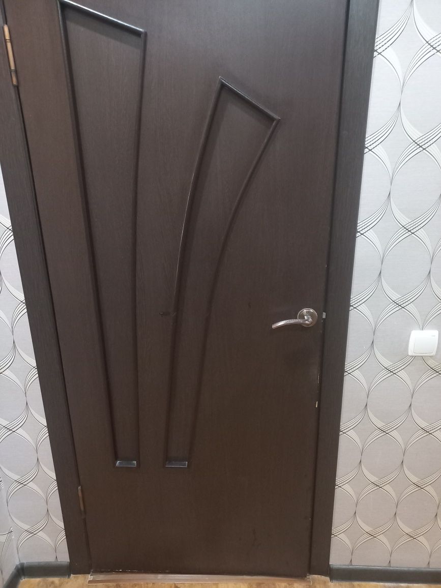 Продаются межкомнатные  двери две штуки